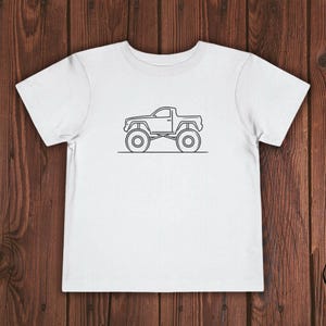 Puede incluir: Camiseta blanca con un contorno negro de una camioneta pick-up en la parte delantera.