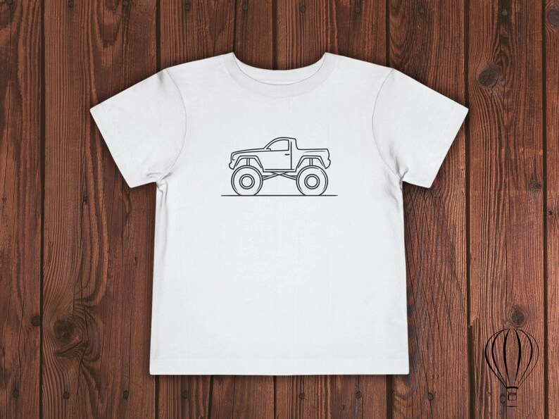Puede incluir: Camiseta blanca con un contorno negro de una camioneta pick-up en la parte delantera.