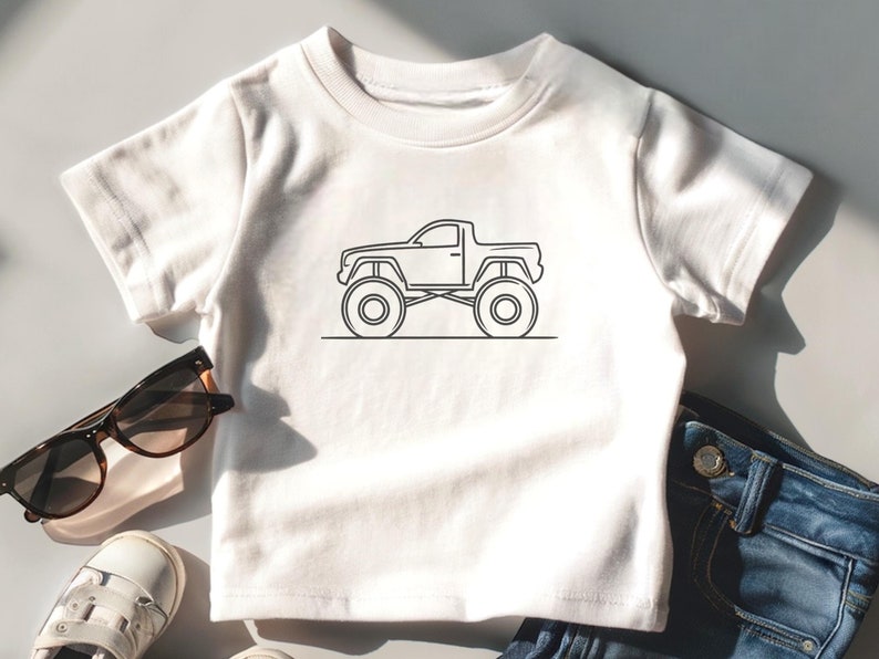 Puede incluir: Camiseta blanca con un dibujo de l&iacute;nea negra de una camioneta en la parte delantera.