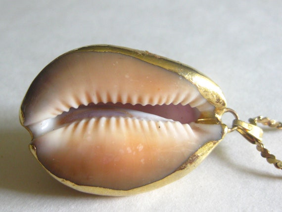 Seashell Pendant Necklace Gold Chain Marked Vinta… - image 2