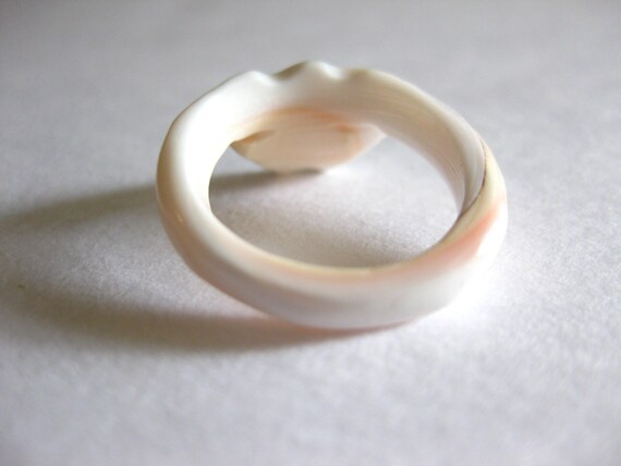 Double Heart Seashell Ring Carved Shell Size 5 1/4 - image 5