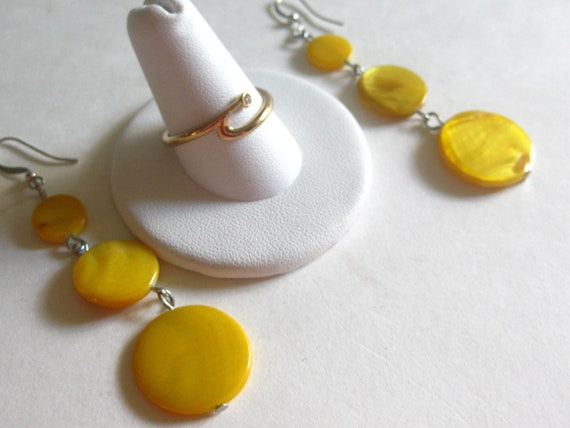 Avon Ring Yellow MOP Dangle Earrings Lot (2) Vint… - image 5