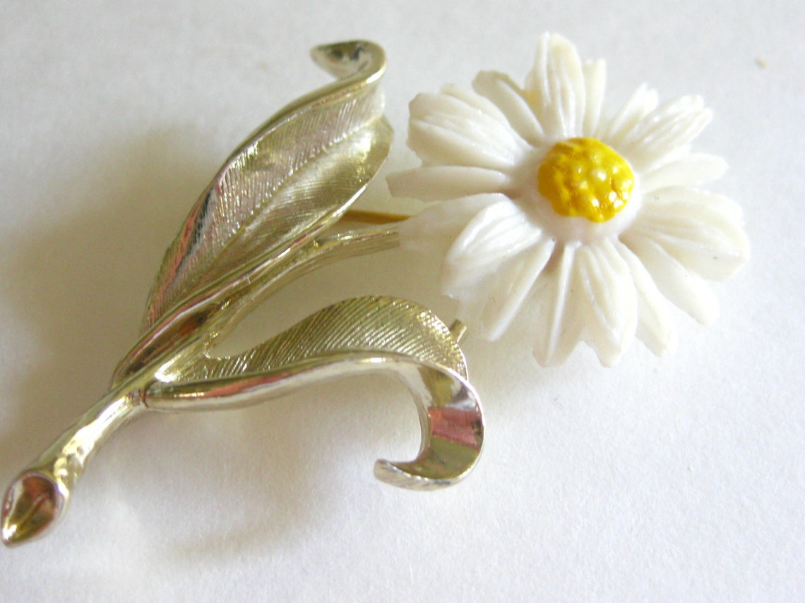 White Daisy Brooch Lucite Signed Sarah Cov Vintage Etsy