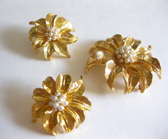 Gold Pearl Daisy Earrings Brooch Matching Set Vin… - image 1
