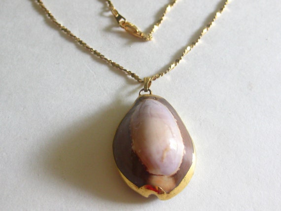 Seashell Pendant Necklace Gold Chain Marked Vinta… - image 5
