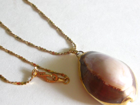 Seashell Pendant Necklace Gold Chain Marked Vinta… - image 6