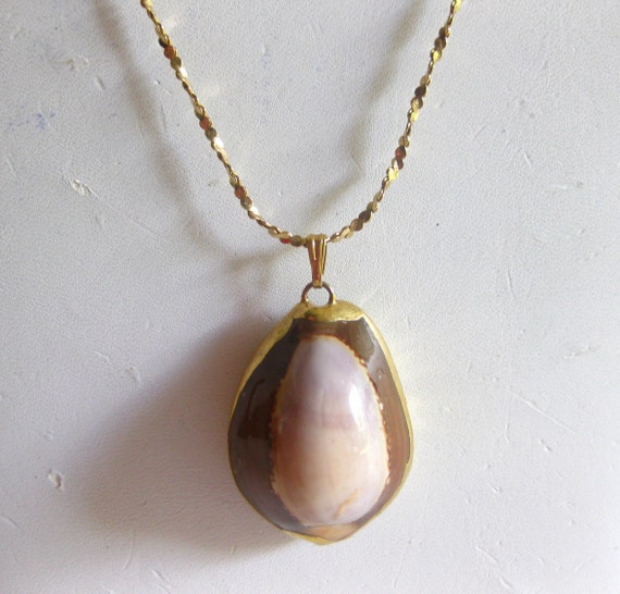 Seashell Pendant Necklace Gold Chain Marked Vinta… - image 1