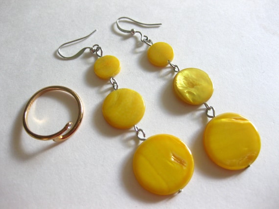 Avon Ring Yellow MOP Dangle Earrings Lot (2) Vint… - image 4