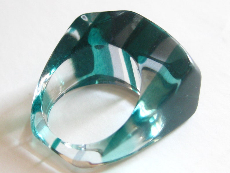 Ring Lucite Green Stripe Size 7 3/4 Vintage immagine 4