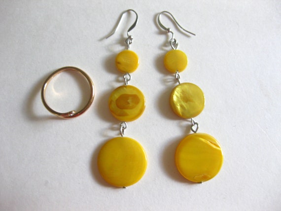 Avon Ring Yellow MOP Dangle Earrings Lot (2) Vint… - image 3