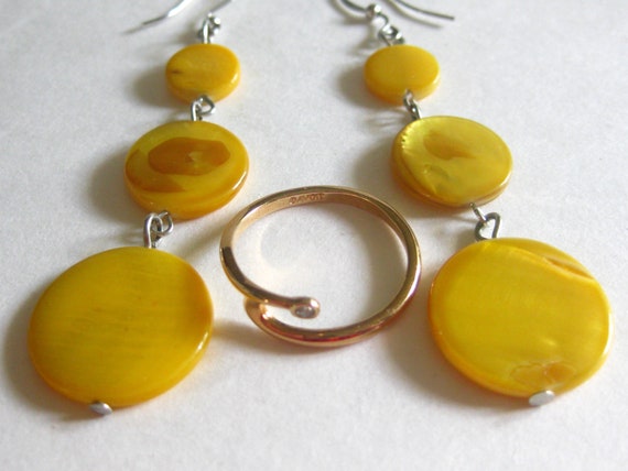 Avon Ring Yellow MOP Dangle Earrings Lot (2) Vint… - image 1