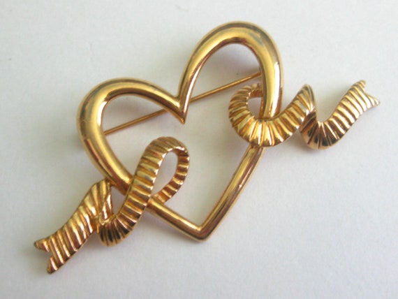 Monet Gold Heart Ribbon Brooch Pin Vintage - image 2