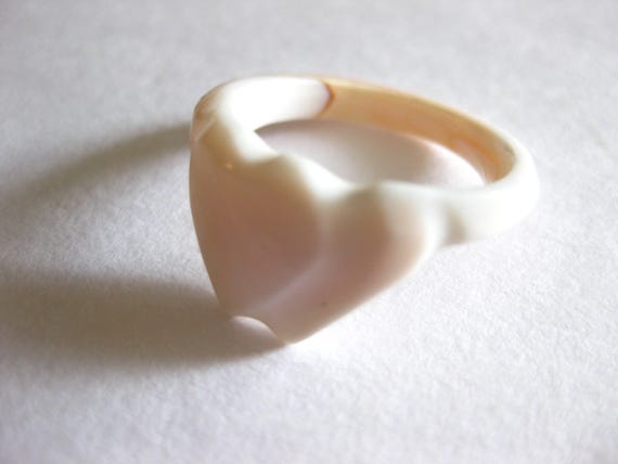 Double Heart Seashell Ring Carved Shell Size 5 1/4 - image 3