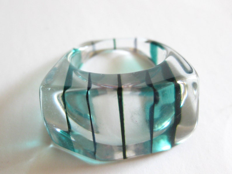 Ring Lucite Green Stripe Size 7 3/4 Vintage immagine 1