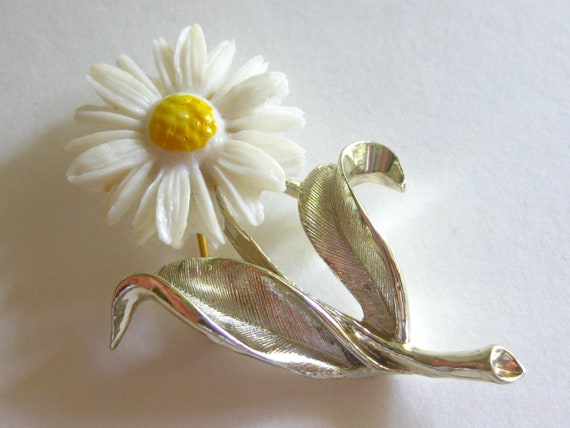 Daisy Brooch White Lucite Signed Sarah Cov Vintage - Etsy