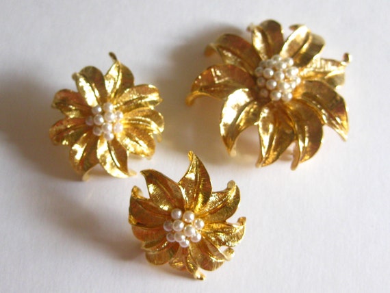 Gold Pearl Daisy Earrings Brooch Matching Set Vin… - image 5