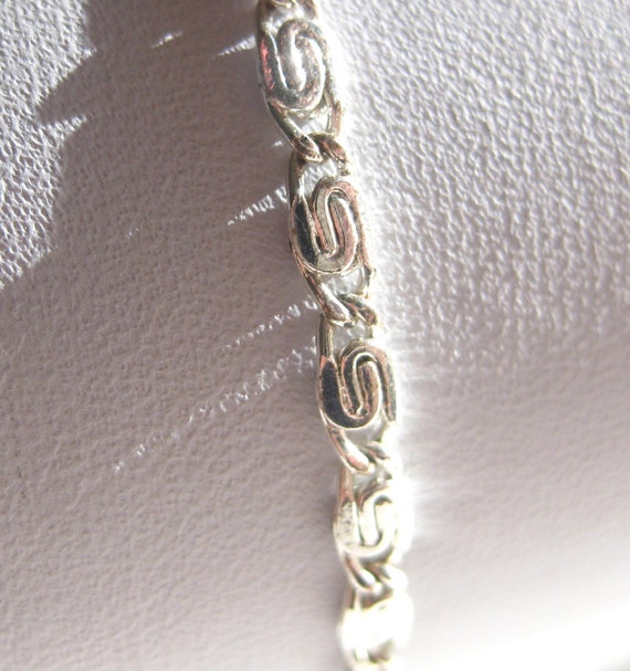 Link Bracelet Delicate Never Worn Silver Marked V… - image 3