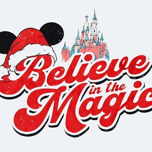 Peut inclure: Graphique de No&euml;l rouge et blanc avec des oreilles de Mickey Mouse et un chapeau de P&egrave;re No&euml;l. Le graphique dit "Croyez en la magie" avec une image de dessin anim&eacute; d'un ch&acirc;teau en arri&egrave;re-plan.