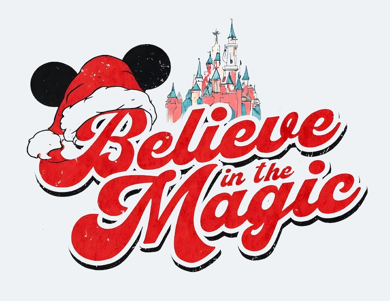Peut inclure: Graphique de No&euml;l rouge et blanc avec des oreilles de Mickey Mouse et un chapeau de P&egrave;re No&euml;l. Le graphique dit "Croyez en la magie" avec une image de dessin anim&eacute; d'un ch&acirc;teau en arri&egrave;re-plan.