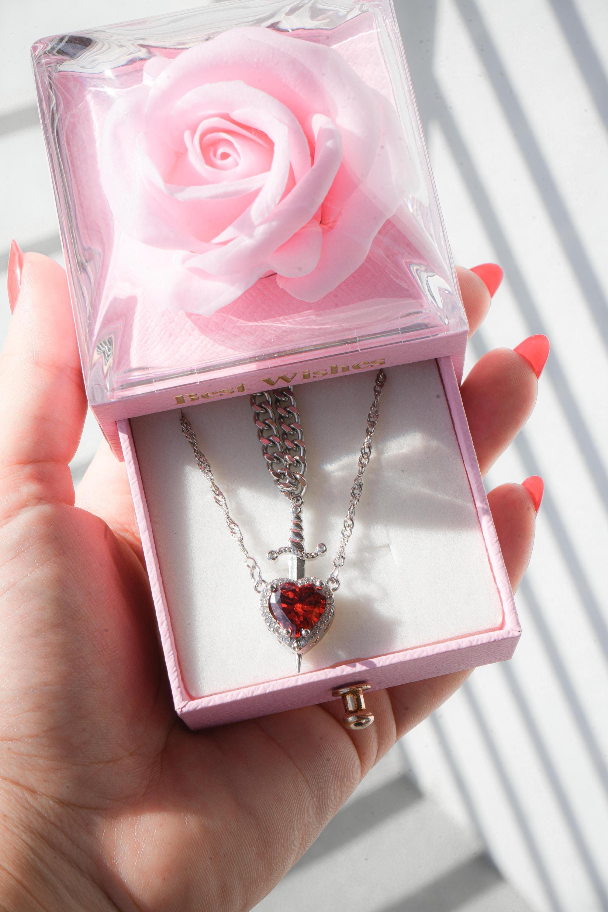 Collana Donna Con Pendente Cuore Rosso E Spada In Cristallo – Gioiello Elegante In Argento Per Occasioni Speciali - 2