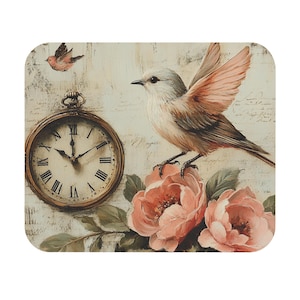 Pode incluir: Uma base de copo quadrada com uma ilustração em estilo vintage. Um pássaro com as asas abertas pousa em flores cor-de-rosa. Um relógio de bolso com algarismos romanos e um pequeno pássaro em voo também são retratados.