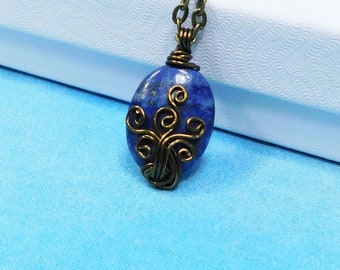 Colgante de lapislázuli envuelto en alambre de cobre, collar artístico de piedras preciosas azules, regalo único para el noveno aniversario, joya artística para llevar, regalo para esposa.