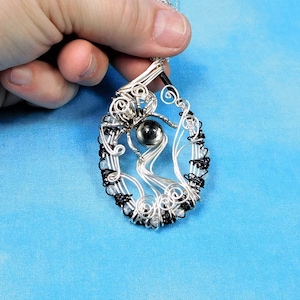 Unique Woven Wire Wrapped Spider Necklace, Women&#39;s Goth Arachnid Pendant, Unusual Artisan Crafted Spider Jewelry, Artistic Halloween Pendant