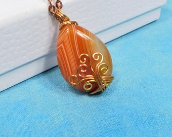 Collar de cornalina envuelto en alambre de cobre, colgante de piedra preciosa artesanal único, joya artística para mujer.
