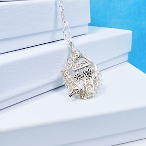 Colar de jardim artesanal, joias artísticas vestíveis com arame enrolado, ferramentas de jardim com pá e ancinho, pingente temático de jardinagem, presente para jardineiro