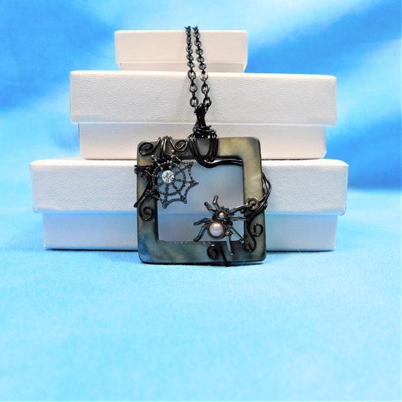 Halloween Spider Jewelry Gothic Necklace Gift, Unique Wire Wrapped Arachnid Pendant, Artisan Crafted Cosplay Present Ideas for Unique Women