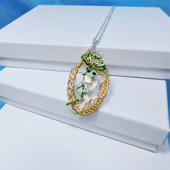 Artisan Crafted Frog Pendant Animal Lover Necklace for Girlfriend, Artistic Amphibian Theme Woven Wire Art Jewelry Present for Wife Mother