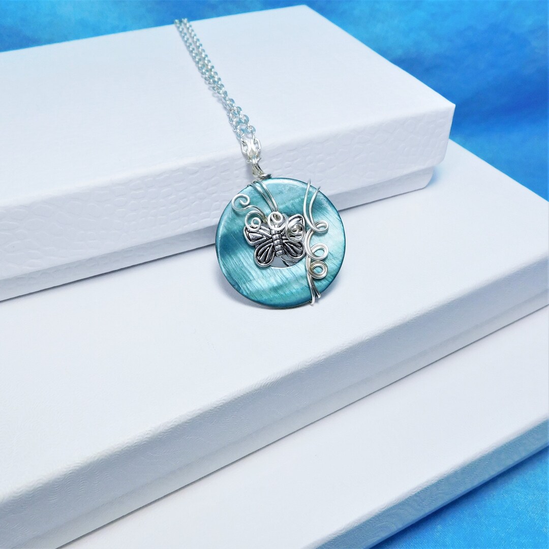 Collier Artisanal Original Papillon - Blanc Et Argenté - Pièce Unique - Neuf Avec étiquettes
