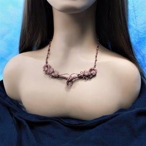 Artistieke met koperdraad gewikkelde slabketting, ambachtelijk vervaardigd statementstuk, gebeeldhouwde draagbare kunstsieraden aanwezig voor vrouwen