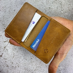 Fold lite - minimalistisches Portemonnaie aus Leder. Schlanke Ledergeldbörse. Vollnarbiges pflanzlich gegerbtes Leder. Doppelseitiger Kartenhalter aus Leder. 10 Karten.