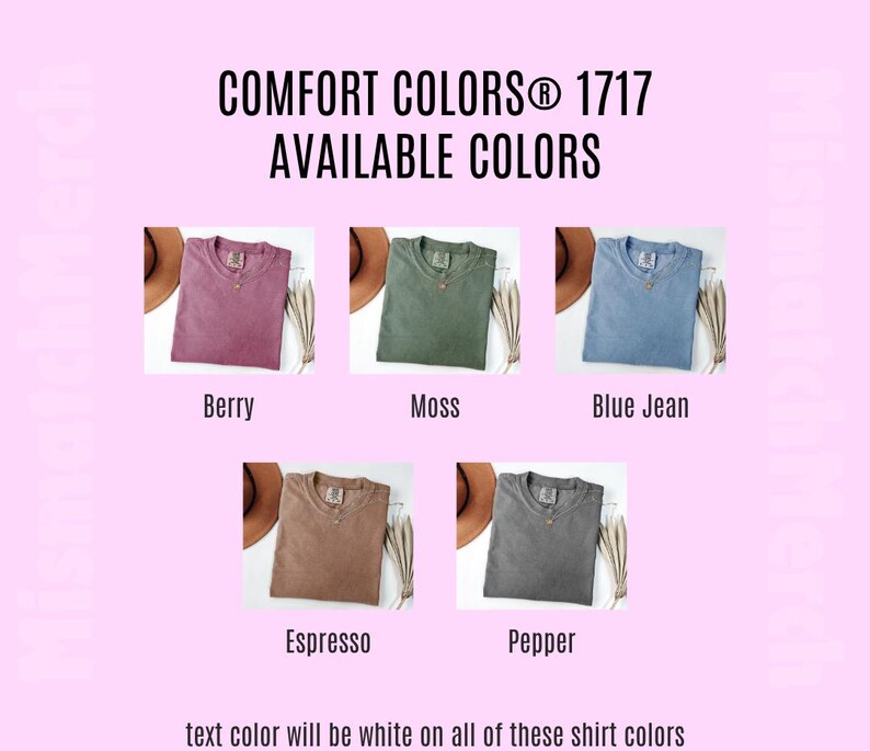 Op de afbeelding: Afbeelding met Comfort Colors 1717 t-shirts in Berry, Moss, Blue Jean, Espresso en Pepper. Elk shirt wordt gepresenteerd met een hoed en een takje. De tekst "text color will be white on all of these shirt colors" is ook zichtbaar.