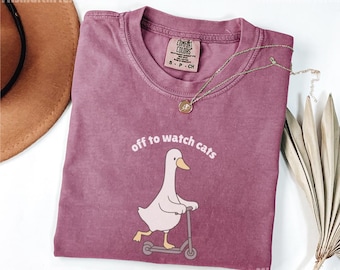 T-shirt Comfort Colors® Chat observant une oie, cadeau pour gardien de chat