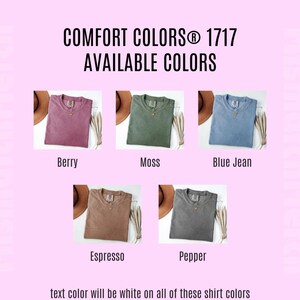 Puede incluir: Imagen que muestra camisetas Comfort Colors 1717 en varios colores: Berry, Moss, Blue Jean, Espresso y Pepper. Cada camiseta se muestra con un sombrero y una ramita decorativa. Tambi&eacute;n se incluye el texto "text color will be white on all of these shirt colors".