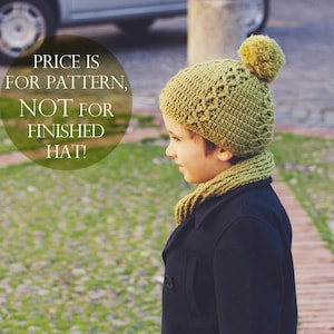 Pode incluir: Uma criança usando um chapéu de crochê verde com um pompom e uma echarpe combinando. O texto "PRICE IS FOR PATTERN, NOT FOR FINISHED HAT!" está sobreposto à imagem.