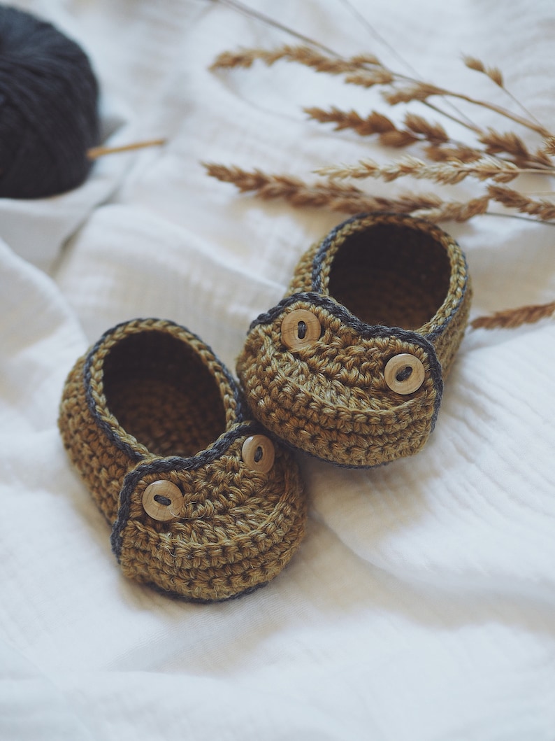 Crochet PATTERN Two Button Moccasins English only image 1