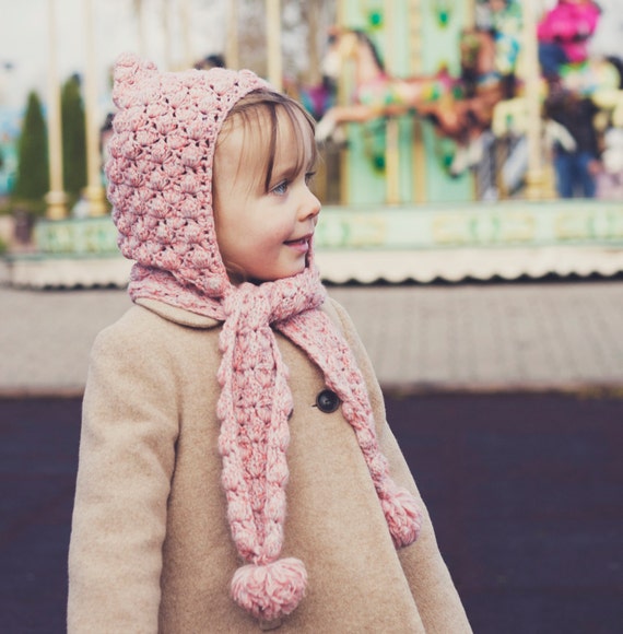Modele patron bonnet bébé fille avec pompom en laine archiduchesse