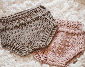 Gehaakt PATROON - Blush Bloom-luierovertrek (maten van 0-6 m tot 18-24 m) (alleen in het Engels)