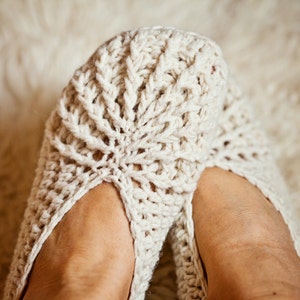 Crochet PATTERN Spider Mama Slippers adult sizes English only image 1