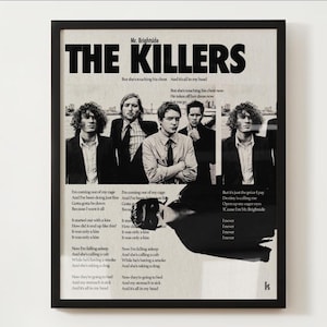 Op de afbeelding: Zwart-witfoto van de band The Killers met songteksten van hun nummer "Mr. Brightside" afgedrukt op de poster. De bandleden staan in een rij en kijken naar de camera. De songteksten zijn afgedrukt in zwarte letters op een witte achtergrond.