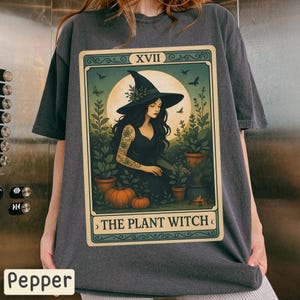 Comfort Colors® The Plant Witch tarotkaart T-shirt, magische fantasie natuur T-shirt, groene duim tuinieren T-shirt, botanisch halloween minnaar cadeau