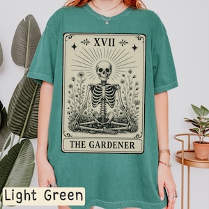 Camiseta Comfort Colors® de la Carta del Tarot del Jardinero, Regalo de Bruja, Camiseta para Amantes de la Botánica, Camiseta de Halloween para Amigos, Camiseta para Amantes de las Plantas con Esqueleto