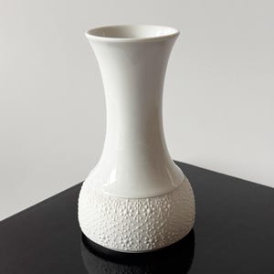 Tapio Wirkkala Op Art vase made of biscuit porcelain, Thomas Rosenthal, flower relief decor, dot relief, minimalist, Mid Century Modern, 1970s