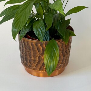 Bloempot van koper uit het midden van de 20e eeuw, brutalistische bloembak, koperen plantenbak, Art Deco plantenbak, gehamerd koper, antiek, vintage