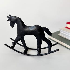 Weihnachten Schaukelpferd aus Metall, Saisonale Deko, Schaukelpferd Figur zur Dekoration, Handarbeit, Mid Century Modern, Vintage