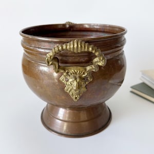 Vaso da fiori Art Déco in rame e ottone, grande fioriera, fioriera in rame, manici in ottone con leoni riccamente decorati, antico, vintage, MCM