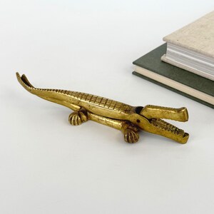 Art Deco-mässingsnötknäppare-krokodil, krokodilform, djurfigur i mässing, Hollywood Regency, 50-talsmodern, presentidé, vintage 1970-tal